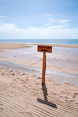포토 JPG 해외이미지 구름 길 모래 바다 여행 백그라운드 컨셉 우산 자연 휴가 휴식 화살 해변 사람없음 야외 목재 물 여름 파란색 울타리 맑음 산책 기쁨 침대 시간 만 모래언덕 방향 사인 시작 장면 방법 파라다이스 해외202004 해외포토 자연요소 나무 계절 감정 컬러 가구 재료 날씨 담장 언덕 생태계 파일형식 이미지허브
