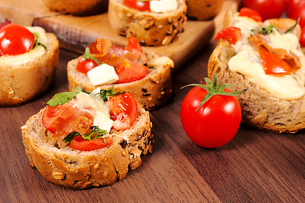 포토 JPG 해외이미지 접시 음식 빵 토마토 치즈 파슬리 샌드위치 건강 마늘 사람없음 목재 이탈리아 신선 맛 애피타이저 바게트 작음 다발 굽기 허브 카나페 향신료 햄 서빙 후추 바질 미니 뷔페 브루스케타 블루치즈 채식주의자 핸드메이드 많음 개조 해외202004 해외포토 나무 식물 식기 유럽 컨셉 채소 재료 유제품 서양음식 육류 크기 구이 채식 향미료 파일형식 이미지허브