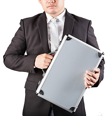 포토 JPG 해외이미지 남자 서류가방 비즈니스 한명 안전 여행가방 힘 장비 짐 흰색 비즈니스맨 보호 계획 비밀 오브젝트 흰배경 가치 고립 보유 포트폴리오 해외202004 해외포토 1 컬러 백그라운드 컨셉 가방 사람 직장인 파일형식 이미지허브