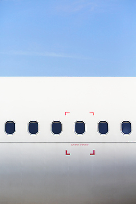 포토 JPG 해외이미지 교통수단 여행 백그라운드 창문 교통시설 하늘 출입구 비행기 사람없음 야외 빨간색 세로 여름 파란색 햇빛 금속 맑음 흰색 항공 사인 일렬 제트기 대패 카피스페이스 해외202004 해외포토 계절 컬러 교통 항공교통 재질 날씨 대중교통 태양 공백 시설 파일형식 이미지허브