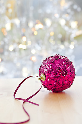 포토 JPG 해외이미지 리본 분홍색 백그라운드 크리스마스 겨울 전등 선물 사람없음 목재 장식 세로 컬러풀 장식볼 수확 활 노엘 카피스페이스 해외202004 해외포토 나무 계절 기념일 컬러 농업 재료 조명 공백 파일형식 이미지허브