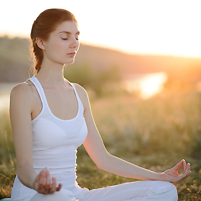포토 JPG 해외이미지 라이프스타일 손 공원 여자 선 스포츠 포즈 신체 요가 자연 아침 휴식 건강 한명 사람 앉기 성인 야외 운동 태양 평화 일출 화목 일몰 흰색 집중 연습 명상 내추럴 돌봄 해외202004 해외포토 주간 자연요소 1 웰빙 공공시설 컬러 컨셉 모션 생활 신체부위 노을 생태계 파일형식 이미지허브