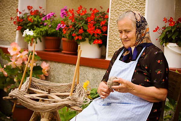 포토 JPG 해외이미지 백인 모델 라이프스타일 커플 여자 할아버지 남자 행복 할머니 얼굴 2 가족 남편 휴식 함께함 사랑 한명 미소 사람 성인 야외 초록색 여름 청춘 정원 흰색 아내 은퇴 만족 옛날 해외202004 해외포토 서양인 1 계절 노년 감정 컬러 컨셉 관계 표정 생활 신체부위 파일형식 이미지허브