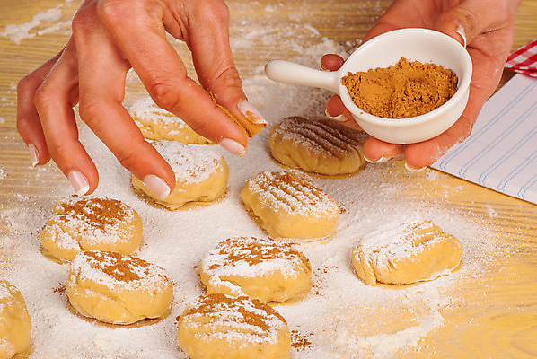 포토 JPG 해외이미지 여자 음식 크리스마스 디저트 관리 요리 사람없음 장식 쿠키 요리사 달콤 굽기 향신료 준비 날것 반죽 만들기 향 성분 스페인요리 시나몬 페스츄리 핸드메이드 해외202004 해외포토 직업 기념일 빵 모션 사람 스페인 맛 구이 향미료 파일형식 이미지허브