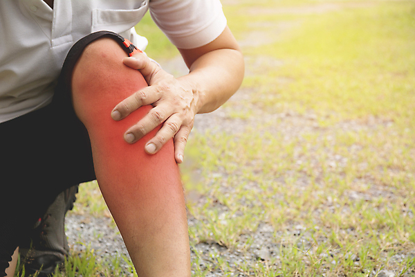 포토 JPG 해외이미지 손 남자 스포츠 백그라운드 신체 근육 건강 사람 성인 사람없음 빨간색 약 검은색 고통 흰색 잡기 마사지 상처 무릎 테라피 발목 고립 달리기선수 돌봄 부담 해외202004 해외포토 감정 컬러 의학 모션 발 신체부위 뷰티 육상선수 파일형식 이미지허브