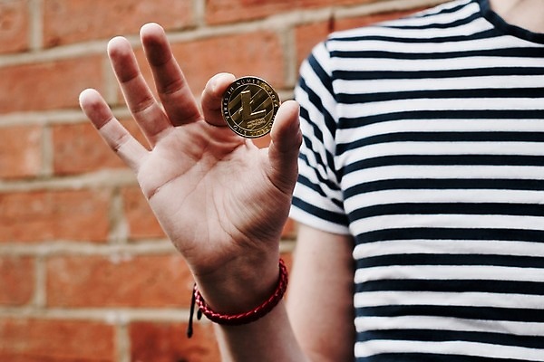 포토 JPG 해외이미지 손 벽 티셔츠 돈 신체 비즈니스 벽돌 사람없음 금융 동전 저축 피부 무역 결제 가치 해외202004 해외포토 산업 셔츠 신체부위 경제 재산 파일형식 이미지허브