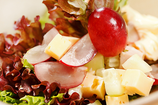 포토 JPG 해외이미지 접시 음식 조각 다이어트 채소 과일 포도 치즈 건강 사람없음 식당 식사 저녁식사 봄 샐러드 신선 맛 상추 먹기 올리브 날것 점심식사 총각무 해외202004 해외포토 식기 계절 열매 컨셉 모션 유제품 상점 무 파일형식 이미지허브