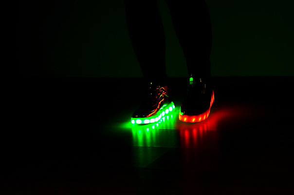 포토 JPG 해외이미지 모양 길 스포츠 운동화 전구 조명 새로움 뼈 건강 미술 사람없음 빨간색 초록색 빛 조깅 유행 디지털 어둠 합성 네온 단계 야광 강렬 양발 주도 카피스페이스 강조 해외202004 해외포토 컬러 신발 컨셉 문화예술 운동 공백 예절 파일형식 이미지허브