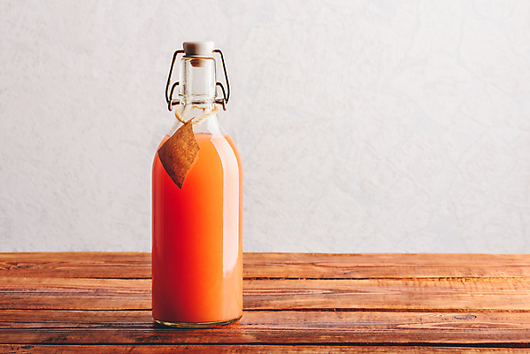 포토 JPG 해외이미지 유리병 실내 사람없음 나무탁자 자몽주스 해외202004 해외포토 탁자 병_용기 내부 과일주스 파일형식 이미지허브