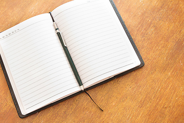 포토 JPG 해외이미지 교육 종이 백그라운드 비즈니스 학교 나선형 사람없음 책 사무실 펜 우주 다이어리 쪽지 공책 공백 흰색 오픈 메시지 잡지 책상 문서 페이지 시트 패드 해외202004 해외포토 컬러 가구 무늬 문구용품 간행물 필기구 사무용품 파일형식 이미지허브