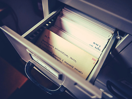 포토 JPG 해외이미지 알파벳 교육 과학 가구 학교 손잡이 사람없음 스터디 사무실 라벨 자료 이탈리아 정보 수확 기록 오픈 신용카드 도서관 캐비닛 검색 대학교 파일 복고 전망대 인덱스 수납 천문학 타자기 데이터베이스 목록 보관소 옛날 많음 파리(프랑스) 해외202004 해외포토 영어 유럽 생활용품 컨셉 농업 비즈니스 프레임 금융 학습 골동품 사물함 저장 파일형식 이미지허브