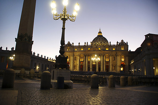 포토 JPG 해외이미지 건축물 가로등 건축양식 하늘 거리 풍경 사람없음 야외 일몰 이탈리아 저녁 로마 바실리카 성베드로대성당 해외202004 사도궁 해외포토 공공시설 건축 유럽 노을 궁전 야간 바티칸 파일형식 이미지허브
