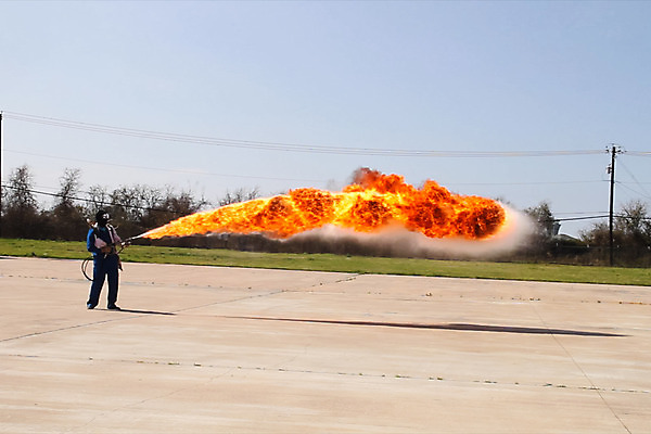 포토 JPG 해외이미지 손 남자 무기 유니폼 오렌지 불 실험 사람 사람없음 야외 빨간색 검은색 어둠 공연 장비 총 골동품 뜨거움 역사 휘발유 위험 폭발 복고 군용 전쟁 열정 육군 호스 온도 병정 연소 압력 스타일 해외202004 해외포토 자연요소 옷 감정 컬러 컨셉 과일 군대 이벤트 신체부위 석유 파일형식 이미지허브