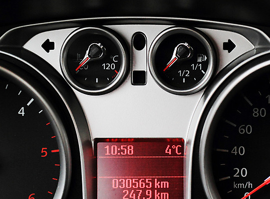 포토 JPG 해외이미지 스포츠 자동차 화살 실내 사람없음 내부 빨간색 빛 검은색 힘 회색 판넬 원형 은색 지시 속도 전자 연료 가스 온도 엔진 기어 계량기 야광 빛망울 모터 게이지 계기판 광 섭씨 속도계 제어 힘찬 해외202004 해외포토 도형 육상교통 컬러 컨셉 모션 파일형식 이미지허브