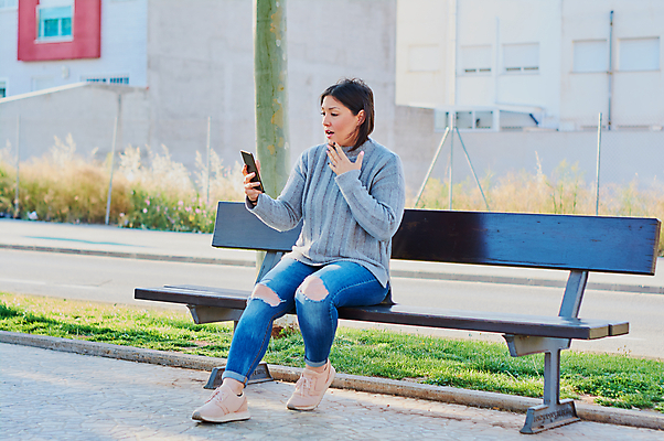 포토 JPG 해외이미지 학생 손 응시 여자 백그라운드 인터넷 텍스트 통신 성공 모바일 새로움 갈색머리 세포 한명 사람 성인 스마트폰 핸드폰 독서 흰색 잡기 오픈 입 메시지 스마트 긍정 충격 부름 타입 고립 문자메시지 셀룰러 해외202004 해외포토 1 헤어스타일 시선 컬러 컨셉 모션 신체부위 전자제품 스마트기기 파일형식 이미지허브