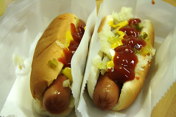 포토 JPG 해외이미지 접시 음식 육류 사람없음 식사 소고기 뜨거움 양념 소시지 개 케첩 머스터드 속도 롤 핫도그 번 프랑크푸르트 해외202004 해외포토 식기 빵 식재료 포유류 패스트푸드 독일 도시 소스_음식 가공식품 파일형식 이미지허브