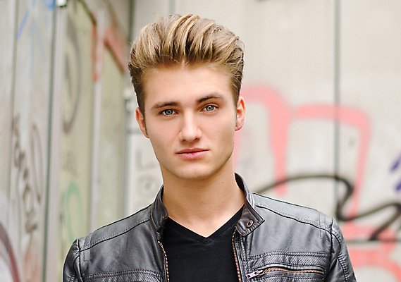 포토 JPG 해외이미지 백인 모델 1 라이프스타일 옷 남자 셔츠 거리 한명 사람 성인 야외 파란색 금발 유행 검은색 재킷 흰색 표현 도시 자신감 가죽 스마트 역동적 심각 스타일 해외202004 해외포토 서양인 헤어스타일 감정 컬러 컨셉 상의 생활 외투 파일형식 이미지허브