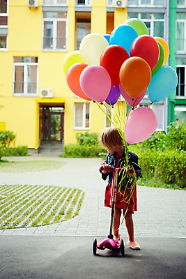 포토 JPG 해외이미지 백인 1 라이프스타일 행복 어린이 장난 자연 놀이 하늘 한명 사람 야외 초록색 파란색 컬러풀 금발 파티 기쁨 자유 흰색 축하 아기 생일 작음 풍선 걸음마 헬륨 해외202004 해외포토 서양인 헤어스타일 기념일 감정 컬러 컨셉 모션 이벤트 생활 원소 크기 생태계 파일형식 이미지허브