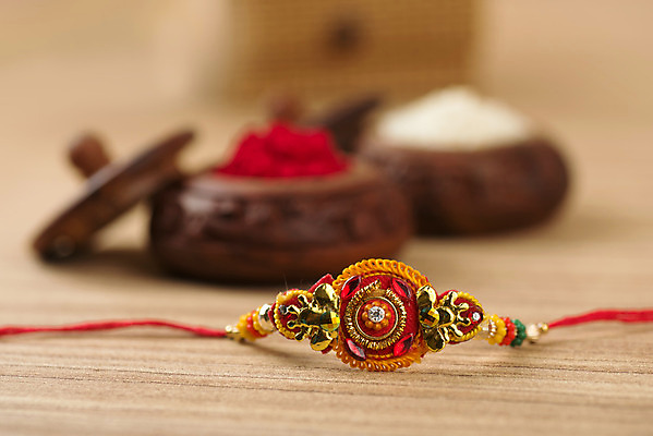 포토 JPG 해외이미지 전통 종교 문화 줄 백그라운드 목걸이 밥 기념 선물 사랑 이벤트 사람없음 장식 빨간색 축제 축하 인사 악단 화려 의식 실 결합 낟알 컨테이너 인도인 손목 심볼 오브젝트 기회 예배 언니 남동생 힌두교 유대감 해외202004 해외포토 외국인 감정 산업 음악 음식 컬러 컨셉 장신구 가족 동양인 신체부위 예절 자매 동생 파일형식 이미지허브