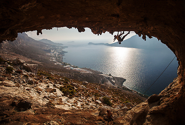 포토 JPG 해외이미지 주간 전신 여자 바다 매달리기 한명 성인 야외 옆모습 잡기 암벽 역광 암벽등반 암벽등반가 성인여자한명만 해외202004 해외포토 자연요소 1 뷰포인트 모션 사람 등산 여자한명만 성인여자만 파일형식 이미지허브