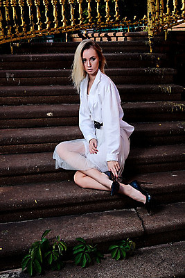 포토 JPG 해외이미지 백인 모델 라이프스타일 드레스 여자 행복 유럽 여행 셔츠 건강 한명 야외 치마 금발 유행 여행객 계단 수확 도시 화려 우아함 타운 단계 내추럴 화강암 화창 해외202004 해외포토 서양인 1 헤어스타일 옷 감정 나라 컨셉 상의 농업 하의 날씨 사람 생활 암석 파일형식 이미지허브