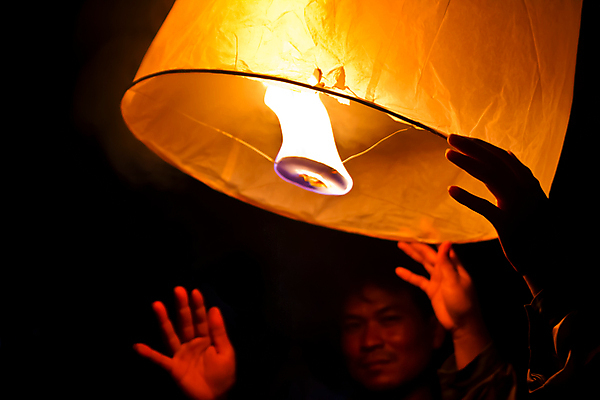 포토 JPG 해외이미지 손 남자 한명 상반신 성인 야외 신체부위 빛 야간 풍등 풍등날리기 풍등놀이 풍등행사 성인남자한명만 풍등축제 해외202004 해외포토 자연요소 1 놀이 조명 사람 이벤트 등축제 남자한명만 성인남자만 파일형식 이미지허브