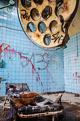 포토 JPG 해외이미지 건축양식 건강 병원 사람없음 건물 파란색 손상 방 침대 램프 수술 버리기 타일 웅덩이 옛날 해외202004 해외포토 건축물 건축 컬러 가구 컨셉 의학 모션 조명 치료 파일형식 이미지허브