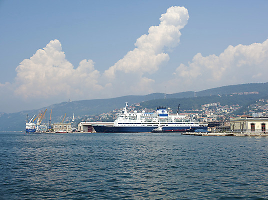 포토 JPG 해외이미지 구름 파도 바다 여행 하늘 휴가 사람없음 항구 큼 크루즈 포트 해외202004 해외포토 자연요소 배_교통 교통시설 크기 파일형식 이미지허브