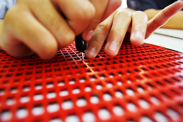 포토 JPG 해외이미지 손 알파벳 응시 교육 종이 일러스트 가이드 텍스트 통신 손가락 사람 사람없음 책 단어 터치 흰색 기록 도움 감각 장애인 편지 심볼 읽기 오브젝트 사인 시력 오르기 문학 시스템 타입 장애 소통 구두점 시각장애인 헬프 문해 해외202004 해외포토 직업 문자 영어 시선 컬러 컨셉 모션 신체부위 구두상점 파일형식 이미지허브