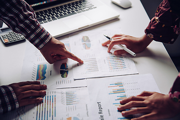 포토 JPG 해외이미지 직업 생각 인터넷 비즈니스 통신 통계 탁자 회의 모바일 협력 아이디어 대화 사람없음 스마트폰 컴퓨터 글로벌 사무실 디지털 공책 작업 비즈니스맨 비즈니스우먼 네트워크 그룹 계획 토론 디자이너 분석 오브젝트 회계 거짓 다락방 마케팅 세미나 프로젝트 목업 브레인스토밍 해외202004 해외포토 여자 남자 가구 컨셉 문구용품 말하기 경제 전자제품 핸드폰 스마트기기 직장인 파일형식 이미지허브