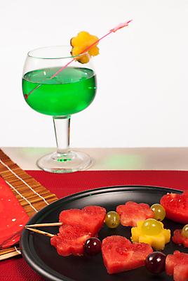 포토 JPG 해외이미지 접시 조각 과일 부분 포도 디저트 수박 건강 사람없음 세로 컬러풀 주스 신선 꼬치 멜론 주사위 날것 서빙 케밥 생식 개조 해외202004 해외포토 식기 음료 음식 컬러 파일형식 이미지허브