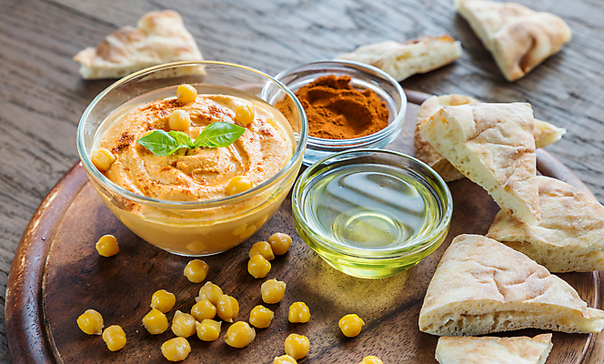 포토 JPG 해외이미지 그릇 실내 사람없음 아웃포커스 올리브오일 향신료 나무쟁반 병아리콩 중동음식 피타 나무배경 해외202004 훔무스 해외포토 식기 음식 빵 백그라운드 콩 쟁반 촬영기법 내부 목재 기름_음식 향미료 파일형식 이미지허브