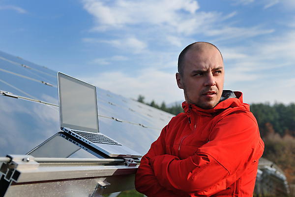 포토 JPG 해외이미지 주간 구름 남자 하늘 한명 상반신 성인 야외 옆모습 노트북 팔짱 태양에너지 집열판 성인남자한명만 해외202004 해외포토 자연요소 1 뷰포인트 모션 사람 전자제품 그린에너지 남자한명만 성인남자만 파일형식 이미지허브