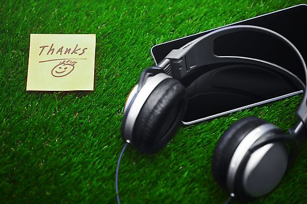 포토 JPG 해외이미지 라이프스타일 음향기기 비즈니스 통신 자연 잔디 사람없음 야외 가로 초록색 전자제품 태블릿 햇빛 환경 헤드폰 소리 기쁨 시골 신선 MP3 연결 무선전화기 오브젝트 감사 오디오 주말 스테레오 어려움 그리너리 해외202004 해외포토 식물 감정 컬러 생활 스마트기기 태양 전화기 생태계 파일형식 트랜드컬러 이미지허브