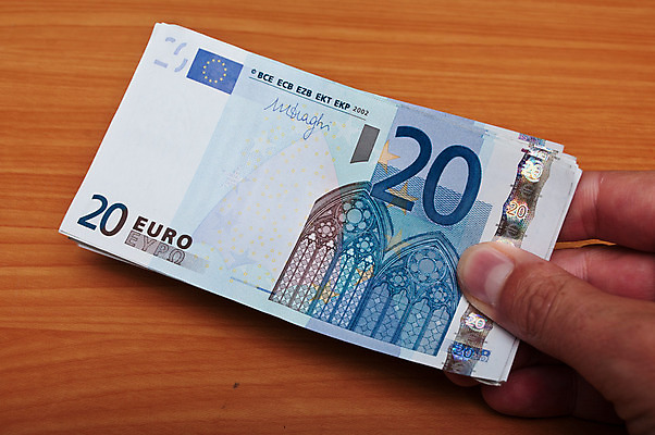 포토 JPG 해외이미지 손 디자인 유럽 종이 여행 백그라운드 지폐 돈 비즈니스 성공 추상 사람없음 금융 쇼핑 숫자 쪽지 유로 흰색 시장 재산 구매 주식 심볼 사인 주기 질감 투자 5 계산서 고립 해외202004 해외포토 문자 나라 컬러 컨셉 무늬 모션 신체부위 경제 파일형식 이미지허브