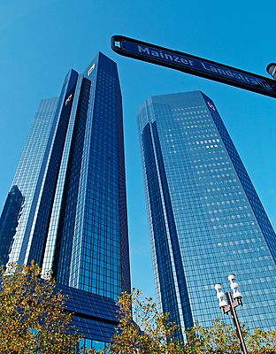 포토 JPG 해외이미지 도로 건축양식 거리 사람없음 야외 건물 금융 파란색 사무실 고층빌딩 도시 이름 사인 타운 프랑크푸르트 해외202004 해외포토 건축물 건축 길 컬러 비즈니스 교통시설 독일 빌딩 경제 파일형식 이미지허브