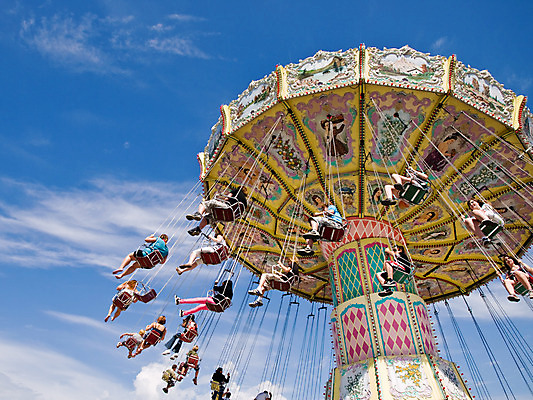 포토 JPG 해외이미지 공원 어린이 가족 모션 하늘 휴가 휴식 사람 이벤트 사람없음 파란색 컬러풀 노란색 축제 놀람 활발 기쁨 자유 도시 바퀴 원형 승차 큼 속도 그네 흥분 회전목마 거인 공평 해외202004 해외포토 도형 공공시설 감정 컬러 컨셉 관계 표정 놀이기구 크기 파일형식 이미지허브