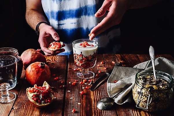 포토 JPG 해외이미지 손 유리병 디저트 잔 실내 요리 들기 신체부위 숟가락 나이프 시리얼 석류 과일파르페 나무탁자 해외202004 해외포토 식기 음식 과일 모션 탁자 병_용기 수저 사람 내부 칼 파르페 파일형식 이미지허브