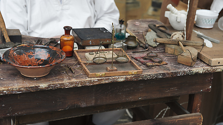 포토 JPG 해외이미지 벤치 탁자 미술 사람없음 교사 도구 플랫 무게 몸무게 작음 장인 놋쇠 옛날 해외202004 해외포토 직업 가구 의자 문화예술 크기 파일형식 이미지허브