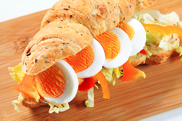 포토 JPG 해외이미지 음식 조각 채소 도마 샌드위치 사람없음 계란 아침식사 바게트 상추 묘사 롤 후추 점심식사 번 페스츄리 해외202004 해외포토 빵 주방용품 알 식사 향신료 파일형식 이미지허브