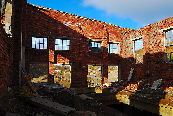 포토 JPG 해외이미지 산업 건축양식 창문 벽돌 사람없음 빨간색 손상 가을 언덕 부식 장면 구식 옛날 재앙 콘크리트 파멸 혼란 해외202004 해외포토 계절 건축 컬러 컨셉 파일형식 소멸 이미지허브
