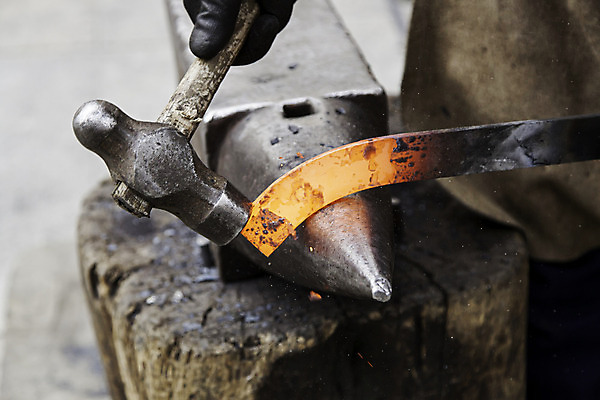 포토 JPG 해외이미지 직업 전통 손 산업 불 불꽃 노동자 기술 사람없음 빨간색 상점 금속 검은색 힘 장비 수확 골동품 공구 업무 뜨거움 작업실 칼 제조 망치 철 무거움 광 대장장이 석탄 솜씨 스트라이크 옛날 조작 철강 해외202004 해외포토 자연요소 컬러 농업 재질 신체부위 도구 작업 무게 파일형식 이미지허브