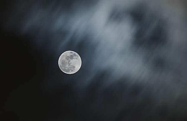 포토 JPG 해외이미지 구름 별 모션 자연 하늘 바람 사람없음 빛 검은색 어둠 행성 흐름 안개 달 흰색 원형 구멍 야간 소프트포커스 가득함 궤도 해외202004 해외포토 자연요소 도형 컬러 컨셉 날씨 촬영기법 우주 생태계 파일형식 이미지허브