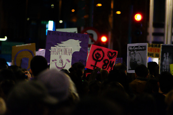 포토 JPG 해외이미지 여자 남자 유럽 포스터 이동 거리 사람 사람없음 힘 자유 도시 사회 센터 역사 뉴스 스페인 야간 8 큼 싸움 정사각형 커뮤니티 혁명 마드리드 소셜 스트라이크 평등 항의 해외202004 해외포토 자연요소 도형 나라 컨셉 모션 숫자 크기 공동체 파일형식 이미지허브