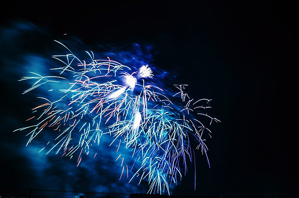 포토 JPG 해외이미지 백그라운드 하늘 불 새로움 기념 폭죽 사람없음 빨간색 파티 검은색 흰색 축하 업무 야간 폭발 파열 해외202004 해외포토 자연요소 컬러 컨셉 이벤트 작업 파일형식 이미지허브