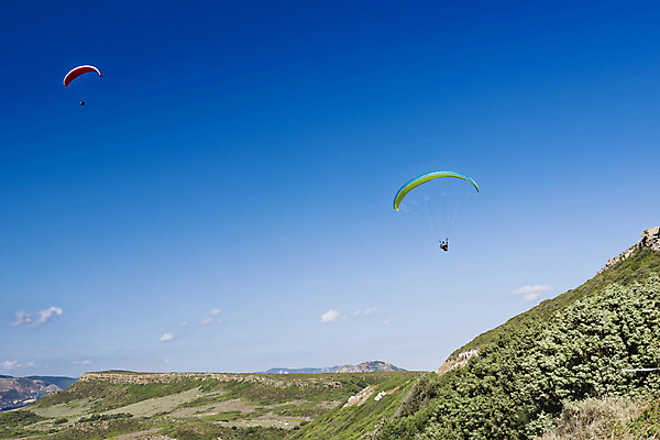포토 JPG 해외이미지 구름 스포츠 바다 포즈 날개 하늘 풍경 야외 두명 파란색 자유 비행 체험 지중해 익스트림스포츠 스카이다이빙 낙하산 글라이더 무료 해외202004 해외포토 자연요소 컬러 컨셉 사람 파일형식 이미지허브