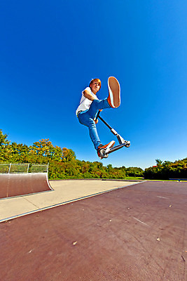 포토 JPG 해외이미지 백인 구름 라이프스타일 공원 행복 도로 어린이 스포츠 포즈 모션 발 놀이 하늘 건강 한명 사람 경사 소년 야외 청춘 운동 점프 힘 기쁨 에너지 스쿠터 승차 속도 면도기 스케이트장 해외202004 해외포토 자연요소 서양인 1 공공시설 남자 감정 길 컨셉 스포츠시설 교통시설 생활 신체부위 위생용품 오토바이 파일형식 이미지허브