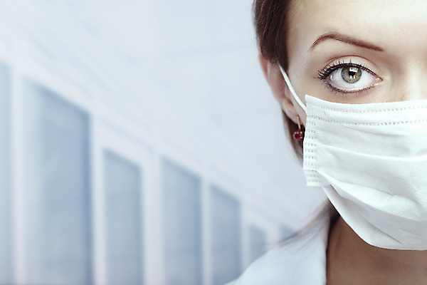 포토 JPG 해외이미지 백인 응시 얼굴 유니폼 실내 건강 병원 한명 사람 성인 약 머리 고통 간호사 의사 바이러스 질병 외과 인플루엔자 전염병 코로나바이러스 해외202004 해외포토 서양인 1 시선 옷 감정 의학 내부 신체부위 의료진 파일형식 이미지허브