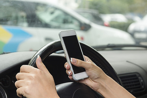 포토 JPG 해외이미지 손 도로 여행 텍스트 통신 손가락 교통시설 모션 자동차 유리 버튼 모바일 새로움 실내 사람 성인 사람없음 내부 스마트폰 숫자 운전 긴급 잡기 판넬 바퀴 운전사 고급 다이얼 주인 계기판 해외202004 해외포토 직업 문자 길 육상교통 교통 컨셉 재질 신체부위 핸드폰 스마트기기 시설 파일형식 이미지허브