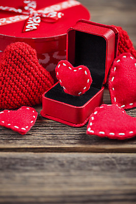 포토 JPG 해외이미지 발렌타인데이 사람없음 빨간색 선물상자 하트 뜨개질 오브젝트 반지케이스 나무배경 해외포토 모양 컬러 백그라운드 데이이벤트 선물 취미 상자 보관함 파일형식 이미지허브